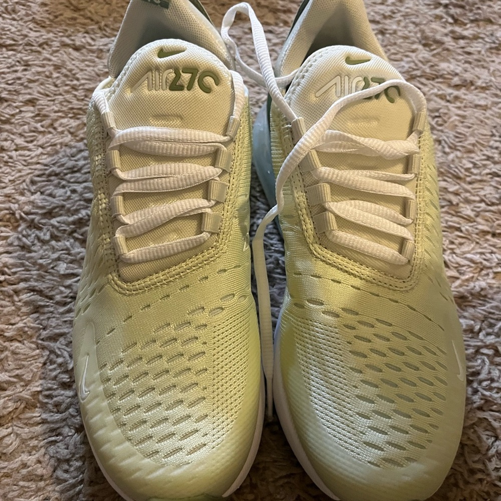 Never worn new inbox air max 270s